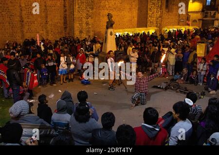 Cusco, Peru - 24. Juni 2015: Inti Raymi, Festival der Sonne, wird in den Straßen von Cusco mit Paraden von Musik und großen Papiermaché Wagen gefeiert Stockfoto