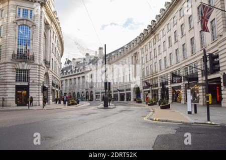 Ein Blick auf die verlassene Regent Street, da Geschäfte und Geschäfte wieder schließen.London hat noch härtere Beschränkungen auferlegt, da Fälle ansteigen und eine neue Sorte COVID-19 in der Hauptstadt und im Südosten von England entsteht. Stockfoto