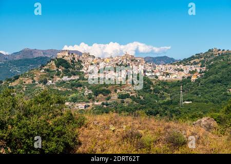 Panoramablick auf Castiglione di Sicilia an einem sonnigen Sommertag, Italien Stockfoto