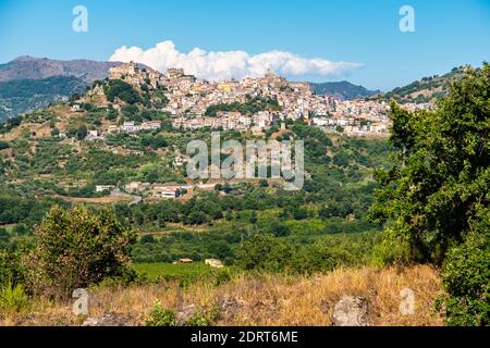 Panoramablick auf Castiglione di Sicilia an einem sonnigen Sommertag, Italien Stockfoto