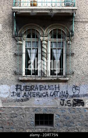 Busch aus Lateinamerika / Fuera Bush de América Latina Graffiti an der Wand, La Paz, Bolivien Stockfoto