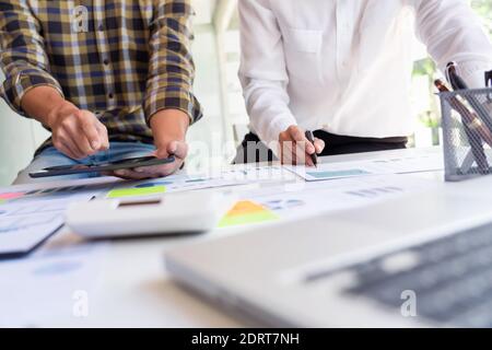 Junge Business Manager Crew arbeitet mit neuen Startup-Projekt arbeiten mit Plan auf Schreibtisch und modernen digitalen Computer. Stockfoto