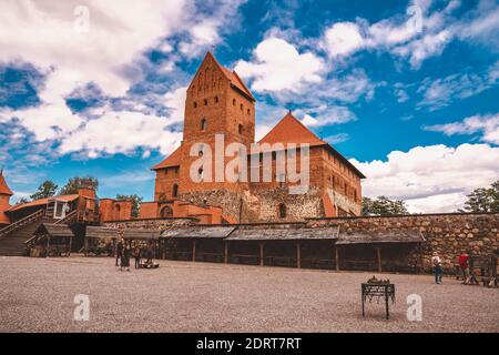 Eine schöne Aufnahme einer alten Burg aus Ziegelsteinen Auf dem Hintergrund des bewölkten Himmels Stockfoto