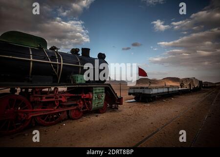 Hejaz Eisenbahn Zug. Eine renovierte Lokomotive aus einer vergangenen Zeit mitten in der jordanischen Wüste, Wadi Rum. Stockfoto