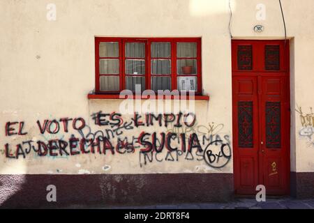 Die Abstimmung ist sauber, das Recht ist schmutzig Graffiti an der Wand, La Paz, Bolivien. Dieses Bild wurde am Tag der bolivianischen Präsidentschaftswahlen am 6. Dezember 2009 aufgenommen. Diese Wahlen wurden vorgezogen, nachdem das Land am 25. Januar 2009 in einem Referendum eine neue Verfassung verabschiedet hatte. Bei der Ausarbeitung der neuen Verfassung gab es erhebliche Kontroversen und Gewalt; Vorwürfe der rechten Opposition, dass die Stimmen unter der regierenden linken MAS-Partei unter Evo Morales nicht sauber waren, wurden häufig vorgebracht, manchmal mit mehr Rechtfertigung als andere Stockfoto