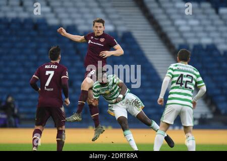 Hampden Park, Glasgow, Schottland, Großbritannien. Dezember 2020. William Hill Scottish Cup Finale 2019-20. Hearts Christophe Berra macht deutlich von Celtic Odsonne Edouard Credit: eric mccowat/Alamy Live News Stockfoto