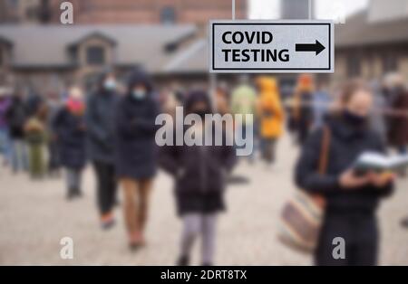 Die Leute, die in der Schlange standen, standen für das Gesundheits-Screening für Coronavirus Covid-19-Tests oder Impfungen im städtischen Testzentrum Schlange. Verschwommenes Bild mit selektivem fo Stockfoto