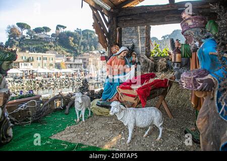 ANGUILLARA SABAZIA 21. Dezember 2020. Eine traditionelle Weihnachtskrippe in der Stadt Anguillara Sabazia, Latium, die die Geburt Jesu darstellt. Kredit: amer ghazzal/Alamy Live Nachrichten Stockfoto