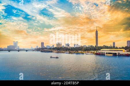 Kairo Innenstadt mit modernen Gebäuden am Nil bei Sonnenuntergang Stockfoto