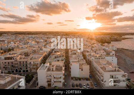 Eine Luftaufnahme eines erstaunlichen Stadtbildes von einem alten Stadt mit Gebäuden und Häusern auf dem wunderschönen Sonnenuntergang Hintergrund Stockfoto