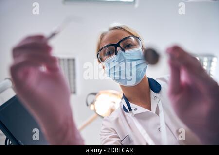 Junge Zahnärztin Behandlung von Patienten im Büro Stockfoto