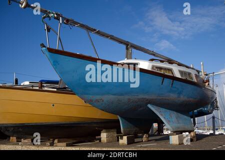 Eine Yacht mit eleganten Linien trocken dockt an Dell Quay in West Sussex. Stockfoto
