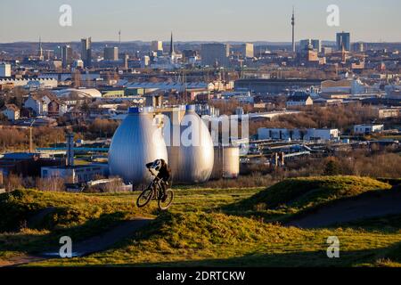 Dortmund, Ruhrgebiet, Nordrhein-Westfalen, Deutschland - Stadtpanorama Dortmund, Mountainbiker, Mountainbike-Arena auf dem Deusenberg vor Skyl Stockfoto