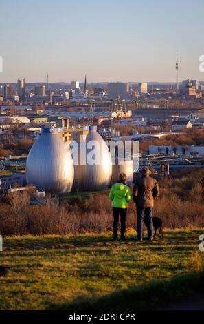 Dortmund, Ruhrgebiet, Nordrhein-Westfalen, Deutschland - Stadtpanorama Dortmund, Spaziergänger auf dem Deusenberg vor der Skyline der Dortmunder Innenstadt, Stockfoto