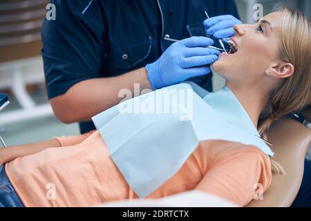 Fröhliche junge Frau in der Zahnklinik behandelt Stockfoto