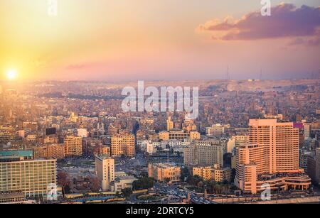 Sonniger Sonnenuntergang in der Innenstadt von Kairo, Ägypten Stockfoto