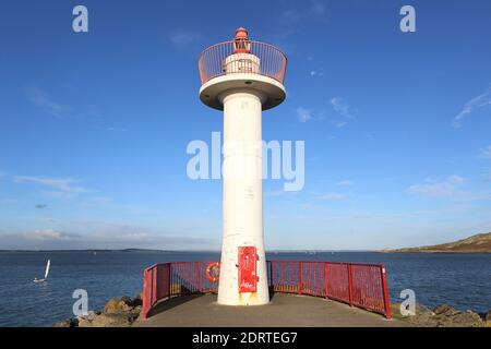 Turm am NED des Ostpiers in Howth, Irland, hinter dem Hauptturm Stockfoto