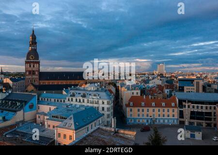 Ein Stadtbild von magischem stürmischen Sonnenuntergang über einer Altstadt in Riga, Lettland Stockfoto