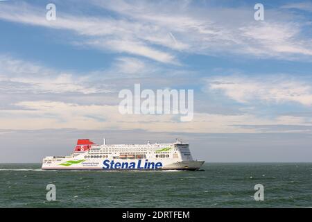 HOEK VAN HOLLAND, ROTTERDAM, NIEDERLANDE - 23. JUNI 2017: Die Fähre Stena Britannica der Stena Line kommt an der niederländischen Küste bei Hoek van Ho an Stockfoto