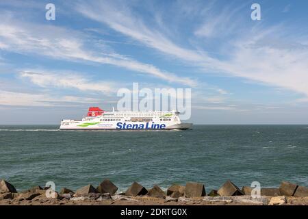 HOEK VAN HOLLAND, ROTTERDAM, NIEDERLANDE - 23. JUNI 2017: Die Fähre Stena Britannica der Stena Line kommt an der niederländischen Küste bei Hoek van Ho an Stockfoto