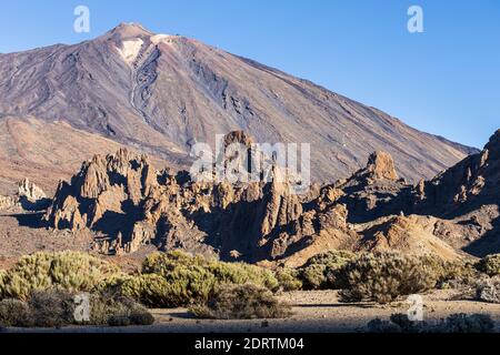 Der Teide-Berg und die Kathedrale Felsen auf dem Llano de Ucanco im Nationalpark Las Cañadas del Teide, Teneriffa, Kanarische Inseln, Spanien Stockfoto