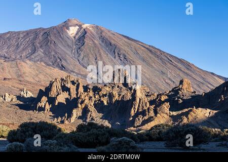 Der Teide-Berg und die Kathedrale Felsen auf dem Llano de Ucanco im Nationalpark Las Cañadas del Teide, Teneriffa, Kanarische Inseln, Spanien Stockfoto