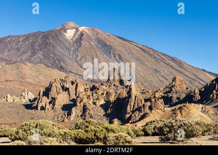 Der Teide-Berg und die Kathedrale Felsen auf dem Llano de Ucanco im Nationalpark Las Cañadas del Teide, Teneriffa, Kanarische Inseln, Spanien Stockfoto