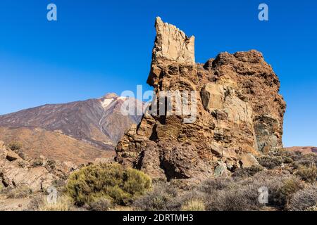 Vulkanische Felsformation und Vulkan Teide mit blauem Himmel im Nationalpark Las Cañadas del Teide, Teneriffa, Kanarische Inseln, Spanien Stockfoto