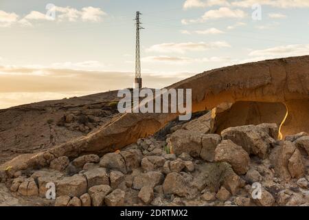 Strompylon über dem Bogen von Tajao, eine vulkanische Landschaft, pyroklastische Ablagerungen, durch Zusammenbruch und Erosion gebildet, Tajao, Teneriffa, Kanaren ist Stockfoto