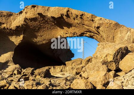 Strompylon durch den Tajao-Bogen gesehen, eine vulkanische Landschaft, pyroklastische Ablagerungen, gebildet durch Zusammenbruch und Erosion, Tajao, Teneriffa, ca. Stockfoto