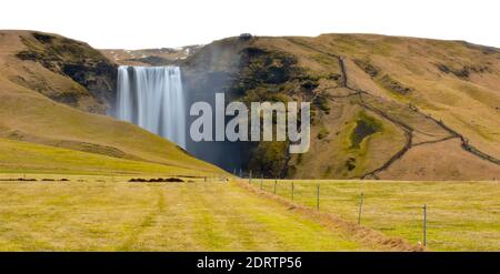 Skógafoss ist ein Wasserfall, der sich am Flusslauf des Skógá im Süden Islands auf den Klippen der ehemaligen Küste befindet. Mit 25 x 60 Metern Stockfoto