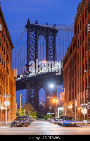 Brooklyn, New York, USA Straßenszene an der Brooklyn Bridge in der Dämmerung. Stockfoto