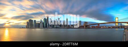 New York, New York, USA Downtown Manhattan Blick auf den East River in der Dämmerung. Stockfoto