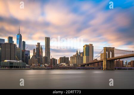 New York, New York, USA Downtown Manhattan Blick auf den East River in der Dämmerung. Stockfoto