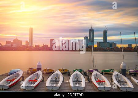 Boston, Massachusetts, USA Skyline auf dem Charles River mit Booten im Morgengrauen. Stockfoto