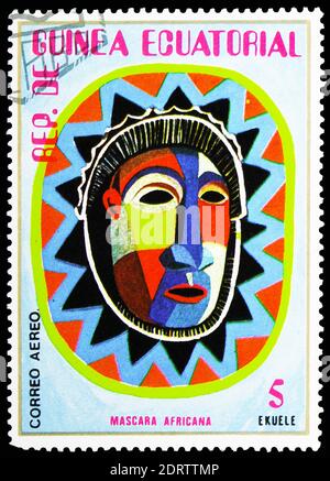 MOSKAU, RUSSLAND - 10. FEBRUAR 2019: Eine in Äquatorialguinea gedruckte Briefmarke zeigt African Mask, Serie, um 1977 Stockfoto