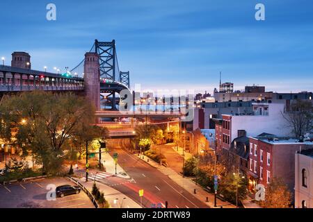 Philadelphia, Pennsylvania, USA an der Benjamin Franklin Bridge über den Delaware River in Richtung Camden, New Jersey. Stockfoto