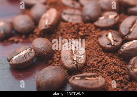 Geröstete Kaffeebohnen werden auf gemahlenen oder gelegt sofortiger Kaffee Stockfoto