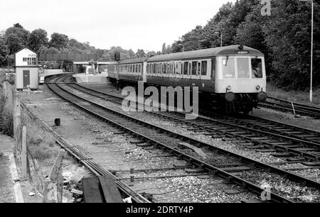 Ein Diesel-Mehreinheit-Zug fährt von Four Oaks Station mit einem Service nach Longbridge, West Midlands, Großbritannien. Juni 1986. Stockfoto