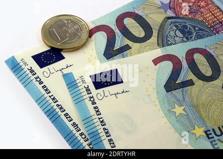 Frankfurt, Deutschland, 2020. Dezember 20 Euro-Währungsbanknote mit Christine Lagarde neuer Signatur und einer Euro-Münze, Europäische Union Stockfoto