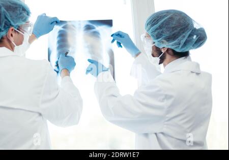 Nahaufnahme. Medizinische Kollegen diskutieren eine Röntgenaufnahme der Lunge . Stockfoto