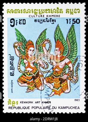 MOSKAU, RUSSLAND - 10. FEBRUAR 2019: Eine in Kampuchea (Kambodscha) gedruckte Briefmarke zeigt Kennora, geflügelte Figuren, Kultur der Khmer-Serie, um 1983 Stockfoto