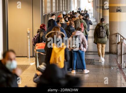 Hamburg, Deutschland. Dezember 2020. Am Helmut-Schmidt-Flughafen im Terminal Tango vor dem Eingang zu einer Corona-Teststation hat sich eine lange Schlange gebildet. Quelle: Axel Heimken/dpa/Alamy Live News Stockfoto