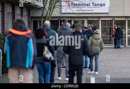 Hamburg, Deutschland. Dezember 2020. Am Helmut-Schmidt-Flughafen im Terminal Tango vor dem Eingang zu einer Corona-Teststation hat sich eine lange Schlange gebildet. Quelle: Axel Heimken/dpa/Alamy Live News Stockfoto