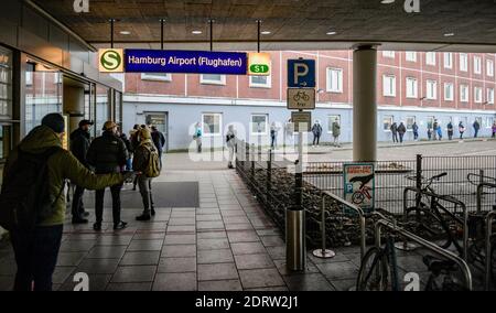 Hamburg, Deutschland. Dezember 2020. Am Helmut-Schmidt-Flughafen im Terminal Tango vor dem Eingang zu einer Corona-Teststation hat sich eine lange Schlange gebildet. Quelle: Axel Heimken/dpa/Alamy Live News Stockfoto