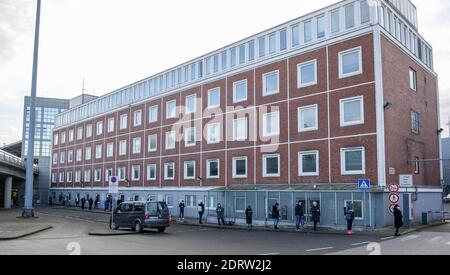 Hamburg, Deutschland. Dezember 2020. Am Helmut-Schmidt-Flughafen im Terminal Tango vor dem Eingang zu einer Corona-Teststation hat sich eine lange Schlange gebildet. Quelle: Axel Heimken/dpa/Alamy Live News Stockfoto