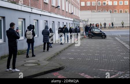 Hamburg, Deutschland. Dezember 2020. Am Helmut-Schmidt-Flughafen im Terminal Tango vor dem Eingang zu einer Corona-Teststation hat sich eine lange Schlange gebildet. Quelle: Axel Heimken/dpa/Alamy Live News Stockfoto