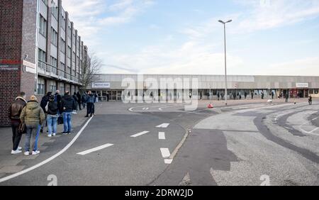 Hamburg, Deutschland. Dezember 2020. Am Helmut-Schmidt-Flughafen im Terminal Tango vor dem Eingang zu einer Corona-Teststation hat sich eine lange Schlange gebildet. Quelle: Axel Heimken/dpa/Alamy Live News Stockfoto