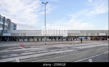 Hamburg, Deutschland. Dezember 2020. Am Helmut-Schmidt-Flughafen im Terminal Tango vor dem Eingang zu einer Corona-Teststation hat sich eine lange Schlange gebildet. Quelle: Axel Heimken/dpa/Alamy Live News Stockfoto