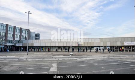 Hamburg, Deutschland. Dezember 2020. Am Helmut-Schmidt-Flughafen im Terminal Tango vor dem Eingang zu einer Corona-Teststation hat sich eine lange Schlange gebildet. Quelle: Axel Heimken/dpa/Alamy Live News Stockfoto